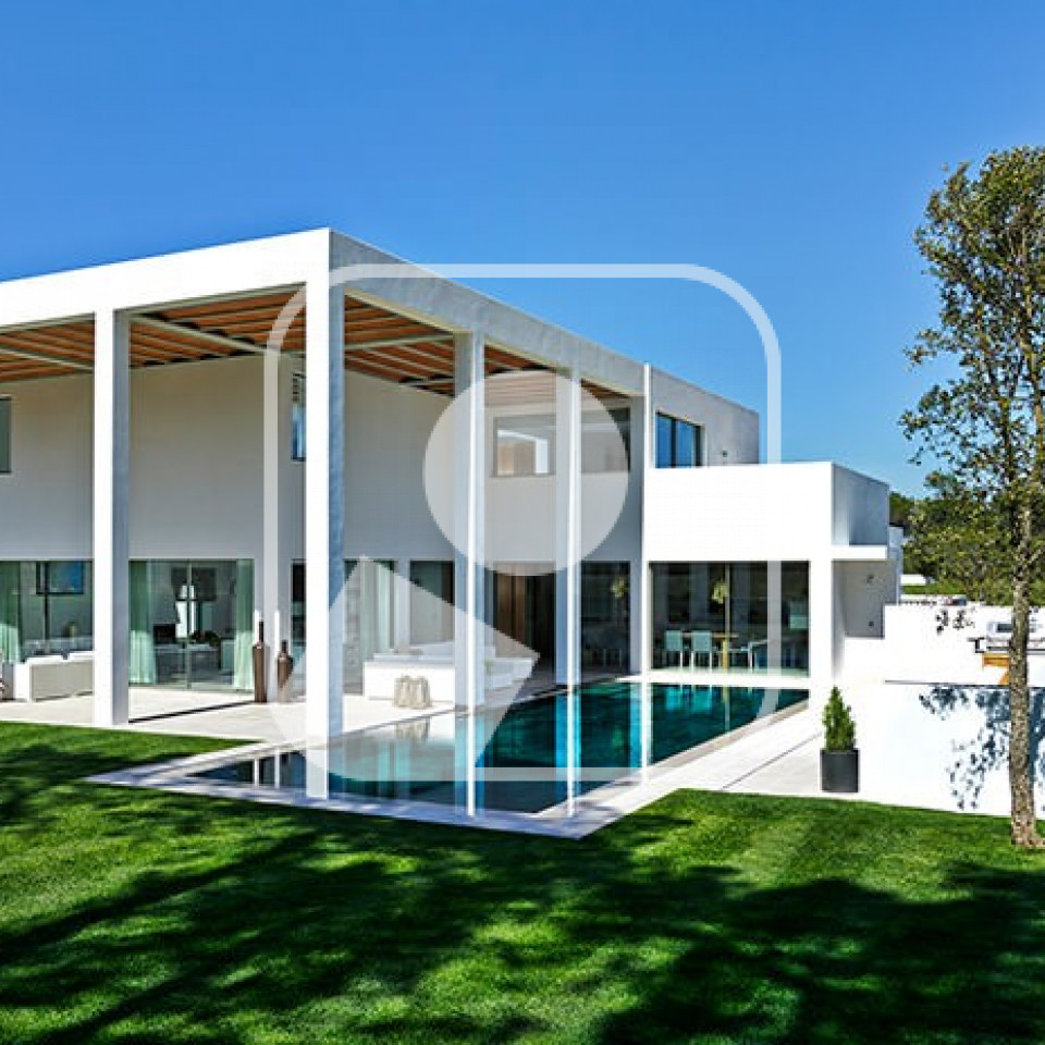 Amazing 5 bedroom villa with landscaped gardens.